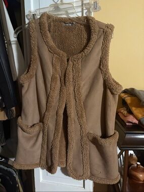 Women’s Faux-Shearling Vest - Brown